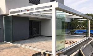 Seitendreiecke und die Glaspaneele 